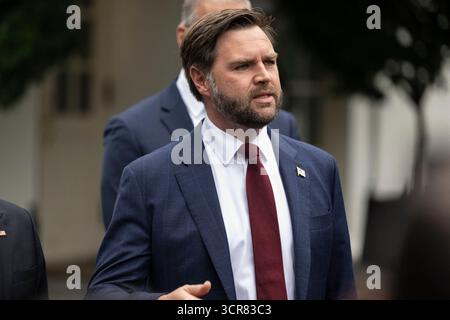 Washington, Usa. September 2025. US-Vizepräsident JD Vance spricht nach einem Treffen zwischen der Führung des Minderheiten- und Mehrheitskongresses und dem US-Präsidenten Donald J Trump am Nordeingang des Weißen Hauses in Washington, DC, am 29. September 2025 vor der Presse. Foto: Mattie Neretin/CNP/ABACAPRESS.COM Credit: Abaca Press/Alamy Live News Stockfoto
