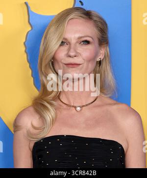 Los Angeles, USA. September 2025. Kristen Dunst kommt am Montag, den 29. September 2025 im Paramount Theatre in Los Angeles, KALIFORNIEN, an der Roofman Los Angeles Premiere an. (Foto: Juan Pablo Rico/SIPA USA) Credit: SIPA USA/Alamy Live News Stockfoto