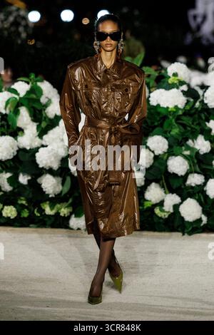 Paris, Frankreich. September 2025. SAINT LAURENT Frühjahr/Sommer 2026 Laufsteg während der Pariser Fashion Week am 2025. September - Paris, Frankreich, 29/09/2025 Credit: dpa/Alamy Live News Stockfoto