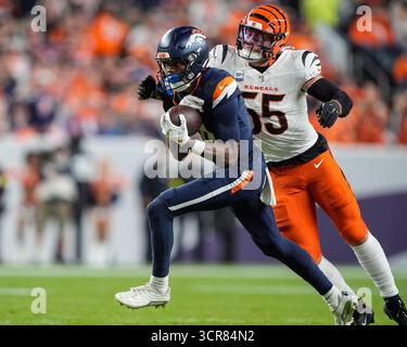 29. September 2025: Denver Broncos Wide Receiver Marvin Mims Jr. (19) fängt in der ersten Hälfte des Fußballspiels zwischen den Denver Broncos und Cincinnati Bengals einen Pass über den Linebacker Logan Wilson (55). Derek Regensburger/CSM. Stockfoto
