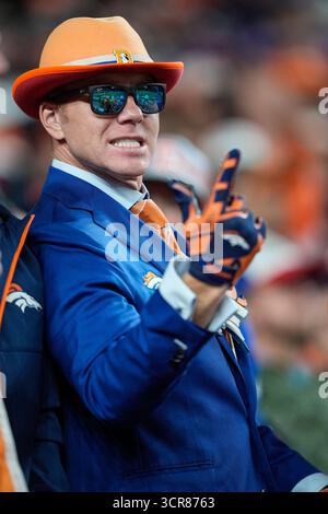 29. September 2025: Ein Denver-Fan in Blau und Orange jubelt sein Team in der zweiten Hälfte des Fußballspiels zwischen den Denver Broncos und Cincinnati Bengals an. Derek Regensburger/CSM. Stockfoto