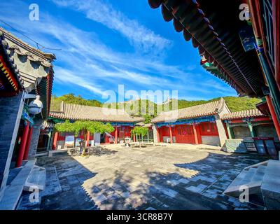 Peking, China - 18. September 2025 : Ein wunderschöner traditioneller Innenhof in Peking, China, der antike Architektur unter einem lebendigen Himmel zeigt Stockfoto