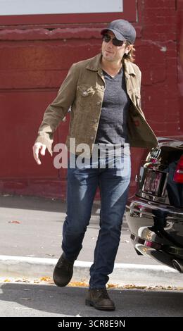 Sydney, Vereinigte Staaten Von Amerika. Dezember 2010. SYDNEY, AUSTRALIEN – 18. DEZEMBER: Keith Urban und seine Frau Nicole Kidman machen sich auf den Weg zu einem Theatertreffen! Keith und Nicole gingen zu einer Aufführung von „Diary of a man man man“ im Belvoir Street Theater in Sydney, in dem der australische Schauspieler Geoffrey Rush zu sehen war. Nicole wurde beobachtet, wie sie ihre Jacke geschlossen hielt, und alle über die Gerüchte über eine neue Schwangerschaft erraten. Währenddessen beobachtet Nicole KidmanÕs Vater Baby Rose. Am 18. Dezember 2010 in Sydney, Australien. Leute: Keith Urban Credit: Storms Media Group/Alamy Live News Stockfoto