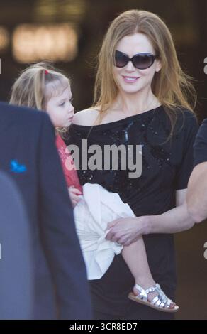 Sydney, Vereinigte Staaten Von Amerika. Dezember 2010. SYDNEY, AUSTRALIEN - 12. DEZEMBER: Nicole Kidman und Keith Urban kommen mit ihrer Tochter Sunday Rose nach Sydney zurück. Am 12. Dezember 2010 in Queensland, Australien. Leute: Nicole Kidman Keith Urban Sunday Rose Urban Credit: Storms Media Group/Alamy Live News Stockfoto