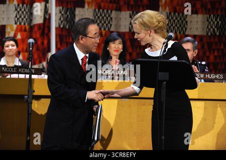 Manhattan, Vereinigte Staaten Von Amerika. November 2008. NEW YORK – 22. NOVEMBER: UNIFEM Goodwill Botschafterin der australischen Schauspielerin Nicole Kidman wird auf einer Pressekonferenz die Ergebnisse der Kampagne „Sag Nein zu Gewalt gegen Frauen“, einer internetbasierten Petition, am 25. November 2008 im Hauptquartier der Vereinten Nationen in New York bekanntgeben. UNIFEM ist der Frauenfonds bei den Vereinten Nationen, der die Menschenrechte von Frauen und die Gleichstellung von Frauen in über 100 Ländern fördert. Menschen: Nicole Kidman Credit: Storms Media Group/Alamy Live News Stockfoto