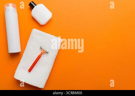 Rasierer-Set. Schermaschine, Handtuch, Lotion und Rasierschaum auf farbigem Hintergrund. Herren Bad Accessoires Draufsicht. Stockfoto