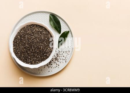 Chia Samen in Schale auf farbigem Hintergrund. Gesunde Salvia hispanica in kleiner Schüssel. Gesundes Superfood. Stockfoto
