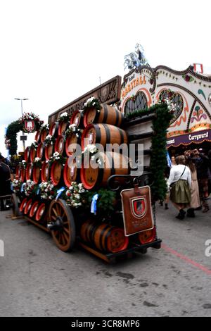 München 26.09.2025 Theresienwiese Oktoberfest Besucher Hacker Brauerei Wagen vor Marstall Festzelt München *** München 26 09 2025 Theresienwiese Oktoberfest Besucher Hacker Brauerei Wagen vor Marstall Festzelt München Stockfoto