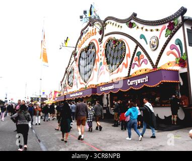 München 26.09.2025 Theresienwiese Oktoberfest Besucher vor Marstall Festzelt München *** München 26 09 2025 Theresienwiese Oktoberfest Besucher vor Marstall Festzelt München Stockfoto