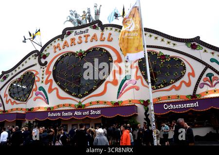 München 26.09.2025 Theresienwiese Oktoberfest Besucher vor Marstall Festzelt München *** München 26 09 2025 Theresienwiese Oktoberfest Besucher vor Marstall Festzelt München Stockfoto