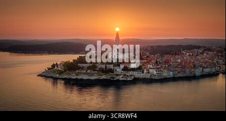 Rovinj, Kroatien - Panoramablick auf die Altstadt von Rovinj mit der Kirche St. Euphemia und aufgehender Sonne an einem Sommermorgen in Istrien, Kroatien. G Stockfoto