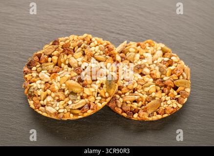 Thaler-Kekse mit Nüssen und Honig, auf einem Schieferstein, Nahaufnahme. Stockfoto