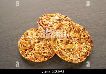 Thaler-Kekse mit Nüssen und Honig, auf einem Schieferstein, Nahaufnahme. Stockfoto