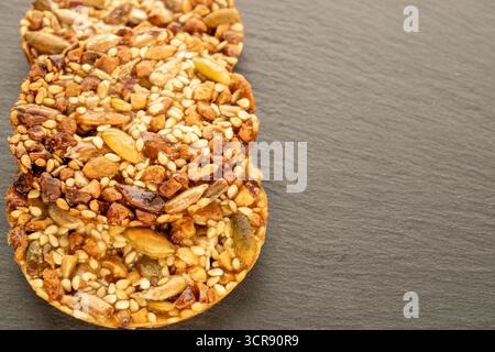 Thaler-Kekse mit Nüssen und Honig, auf einem Schieferstein, Nahaufnahme. Stockfoto