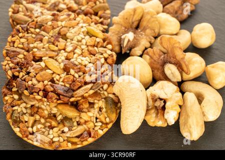 Thaler-Kekse mit Nüssen und Honig, auf einem Schieferstein, Nahaufnahme. Stockfoto
