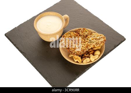 Thaler-Kekse mit Nüssen und Honig, auf einem Schieferstein, Nahaufnahme. Stockfoto