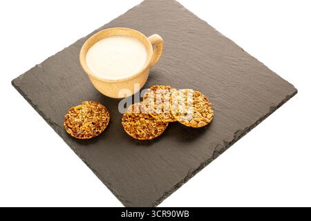 Thaler-Kekse mit Nüssen und Honig, auf einem Schieferstein, Nahaufnahme. Stockfoto