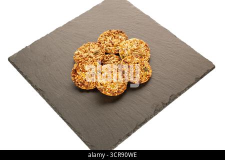 Thaler-Kekse mit Nüssen und Honig, auf einem Schieferstein, Nahaufnahme. Stockfoto
