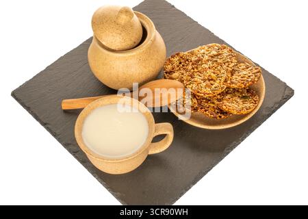 Thaler-Kekse mit Nüssen und Honig, auf einem Schieferstein, Nahaufnahme. Stockfoto
