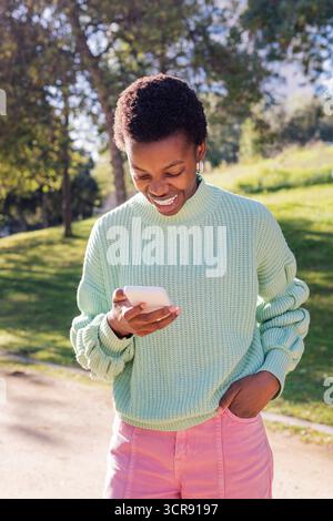 Junge afroamerikanerin, die das Handy benutzt Stockfoto