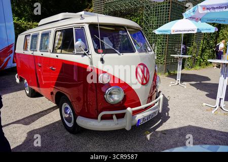 Oldtimer Classic, Gala International Concours d'Elegance Schwetzingen 2025, Deutschland, Europa, Classic VW Bulli im Retro-Design auf einer Outdoor-Ausstellung Stockfoto