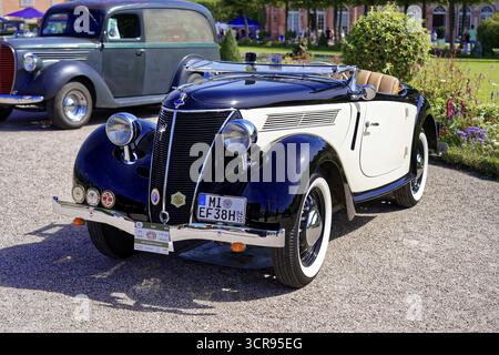 Oldtimer Classic, Gala International Concours d'Elegance Schwetzingen 2025, Deutschland, Europa, Schwarz-weiß-Cabrio im klassischen Stil, ausgestellt o Stockfoto