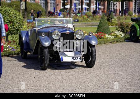 Oldtimer Classic, Gala International Concours d'Elegance Schwetzingen 2025, Deutschland, Europa, Classic Vintage Cabrio mit schwarzem Retro-Design in fr Stockfoto