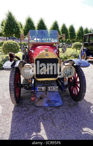 Oldtimer Classic, Gala International Concours d'Elegance Schwetzingen 2025, Deutschland, Europa, Oldtimer Red Benz mit historischen Details zeigt Klassiker Stockfoto