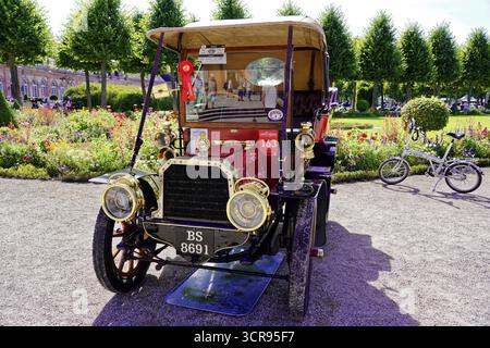 Oldtimer Classic, Gala International Concours d'Elegance Schwetzingen 2025, Deutschland, Europa, Ein klassischer historischer Wagen in Rot, versprüht Nostalgie und Ele Stockfoto