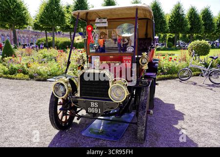 Oldtimer Classic, Gala International Concours d'Elegance Schwetzingen 2025, Deutschland, Europa, Ein klassischer historischer Wagen in Rot, versprüht Nostalgie und Ele Stockfoto