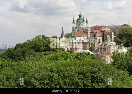Wunderschöner Blick auf die alte Straße Andrew's Descent und die St. Andrew's Church. Kiew, Ukraine Stockfoto