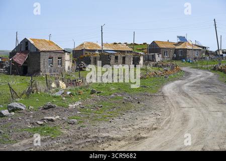 Ruhiges Dorf mit alten Gebäuden entlang einer unbefestigten Straße in einer grünen Landschaft, Berdashen, Arpi-See, Shirak-Provinz, Armenien Stockfoto
