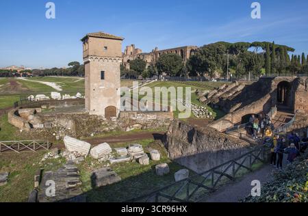 Links Torre della Moletta, Teil der mittelalterlichen Bauruinen aus dem Mittelalter im archäologischen Komplex des Circus Maximus, Rom, Latium, Italien Stockfoto