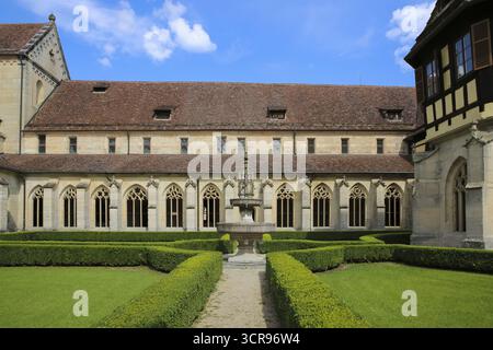 Kloster Bebenhausen, gotischer Kreuzgang, Sakralbau, historisches Gebäude, Architektur, ehemalige Zisterzienserabtei, mittelalterliches Kloster, Klostergarten Stockfoto
