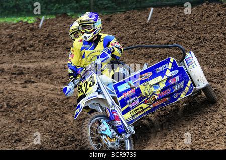 Motocross, Rudersberg, Baden-Württemberg, Deutschland, Europa, zwei Fahrer bei einem Motocross-Rennen im Beiwagen auf einer matschigen Strecke, dem Motocross Rudersberg Stockfoto