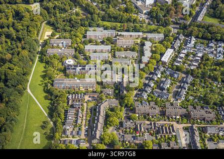 Blick aus der Vogelperspektive, Seniorenresidenz Haus Schlossgärten und Reihenhäuser Robert-Hansen-Straße, Urdenbach, Düsseldorf, Ruhrgebiet, Nord Stockfoto