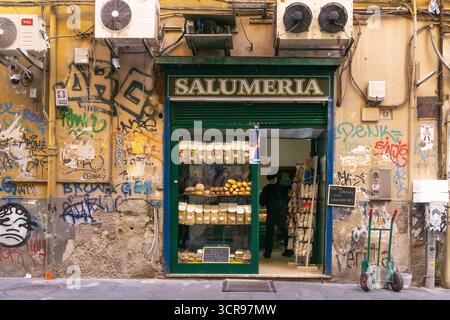 Ein traditionelles Salumeria-Schaufenster im Centro Storico, Neapel, Italien. Stockfoto