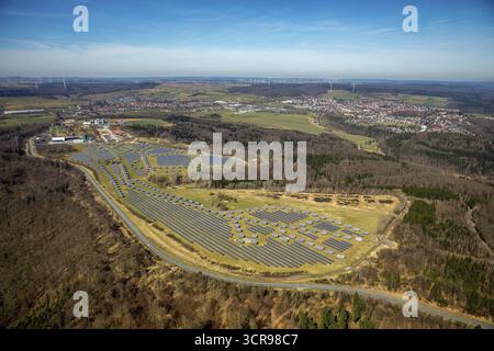 Luftaufnahme, Solaranlage auf der ehemaligen Prinz-Eugen-Kaserne, mit Industrie- und Gewerbepark, Asphaltmischanlage, Asphaltwerke Waldeck GmbH & Co Stockfoto