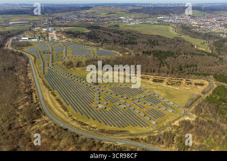 Luftaufnahme, Solaranlage auf der ehemaligen Prinz-Eugen-Kaserne, mit Industrie- und Gewerbepark, Asphaltmischanlage, Asphaltwerke Waldeck GmbH & Co Stockfoto