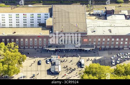 Luftaufnahme, Hauptbahnhof Hbf und Bahnhofsvorplatz, Stadtzentrum, Düsseldorf, Ruhrgebiet, Nordrhein-Westfalen, Deutschland, Eisenbahngebiet, Bahnhofstrasse Stockfoto