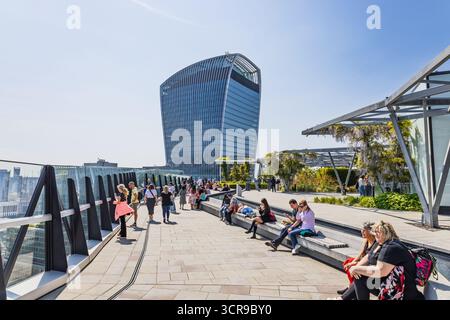Die Besucher genießen die Skyline von London vom Garten auf der Dachterrasse 120. London, UK, 26. Mai 2023 Stockfoto