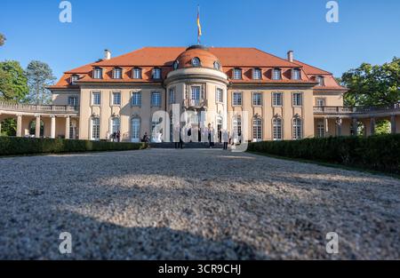 Berlin, Deutschland. 30. September 2025. Gäste stehen auf der Terrasse der Villa Borsig vor Beginn der geschlossenen Sitzung des Bundeskabinetts von CDU, CSU und SPD. Das Kabinett trifft sich zu einer geschlossenen Sitzung in der Villa Borsig, dem Gästehaus des Auswärtigen Amtes am Tegelsee in Berlin. Quelle: Michael Kappeler/dpa-Pool/dpa/Alamy Live News Stockfoto