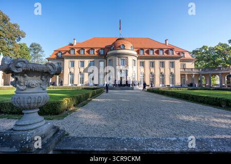 Berlin, Deutschland. 30. September 2025. Gäste stehen auf der Terrasse der Villa Borsig vor Beginn der geschlossenen Sitzung des Bundeskabinetts von CDU, CSU und SPD. Das Kabinett trifft sich zu einer geschlossenen Sitzung in der Villa Borsig, dem Gästehaus des Auswärtigen Amtes am Tegelsee in Berlin. Quelle: Michael Kappeler/dpa-Pool/dpa/Alamy Live News Stockfoto