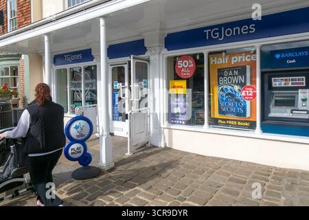 TG Jones Shopbeschilderung umbenannt in WH Smith Store, High Street, Marlborough, Wiltshire, England, UK Stockfoto