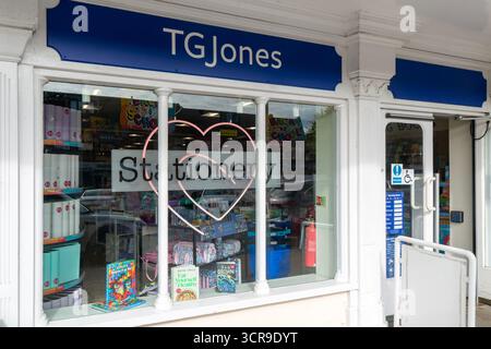 TG Jones Shopbeschilderung umbenannt in WH Smith Store, High Street, Marlborough, Wiltshire, England, UK Stockfoto