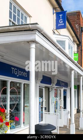 TG Jones Shopbeschilderung umbenannt in WH Smith Store, High Street, Marlborough, Wiltshire, England, UK Stockfoto