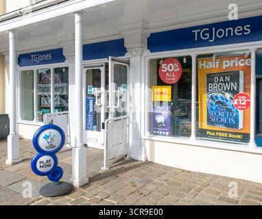 TG Jones Shopbeschilderung umbenannt in WH Smith Store, High Street, Marlborough, Wiltshire, England, UK Stockfoto