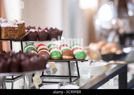 Süße Kuchen auf dem Catering-Tisch Stockfoto