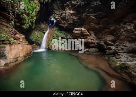 Erstaunliche Landschaft am kleinen Wasserfall von Bayindir in Izmir, Türkei, üppige grüne Landschaft, fließendes Wasser und natürliche Schönheit Stockfoto