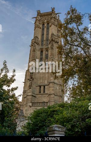 Paris, Frankreich - 09 27 2025: Blick auf den Saint-Jacques-Turm vom Platz Stockfoto